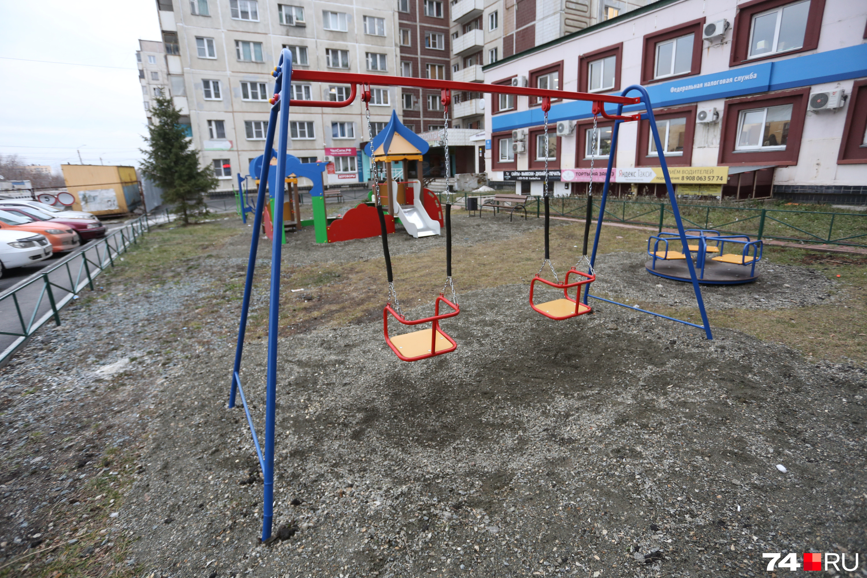 Здесь вложились и в общий ремонт двора, и в создание детских и спортивных площадок. Получилось весьма недурно Здесь вложились и в общий ремонт двора, и в создание детских и спортивных площадок. Получилось весьма недурно