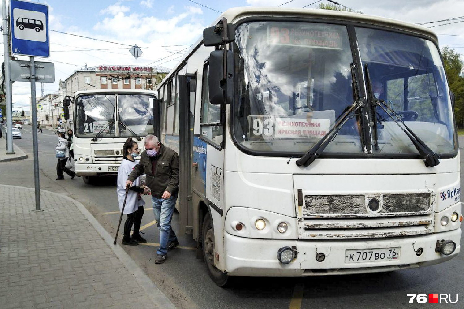 В транспорте большинство людей ездит в масках, но и без масок пассажиров хватает В транспорте большинство людей ездит в масках, но и без масок пассажиров хватает