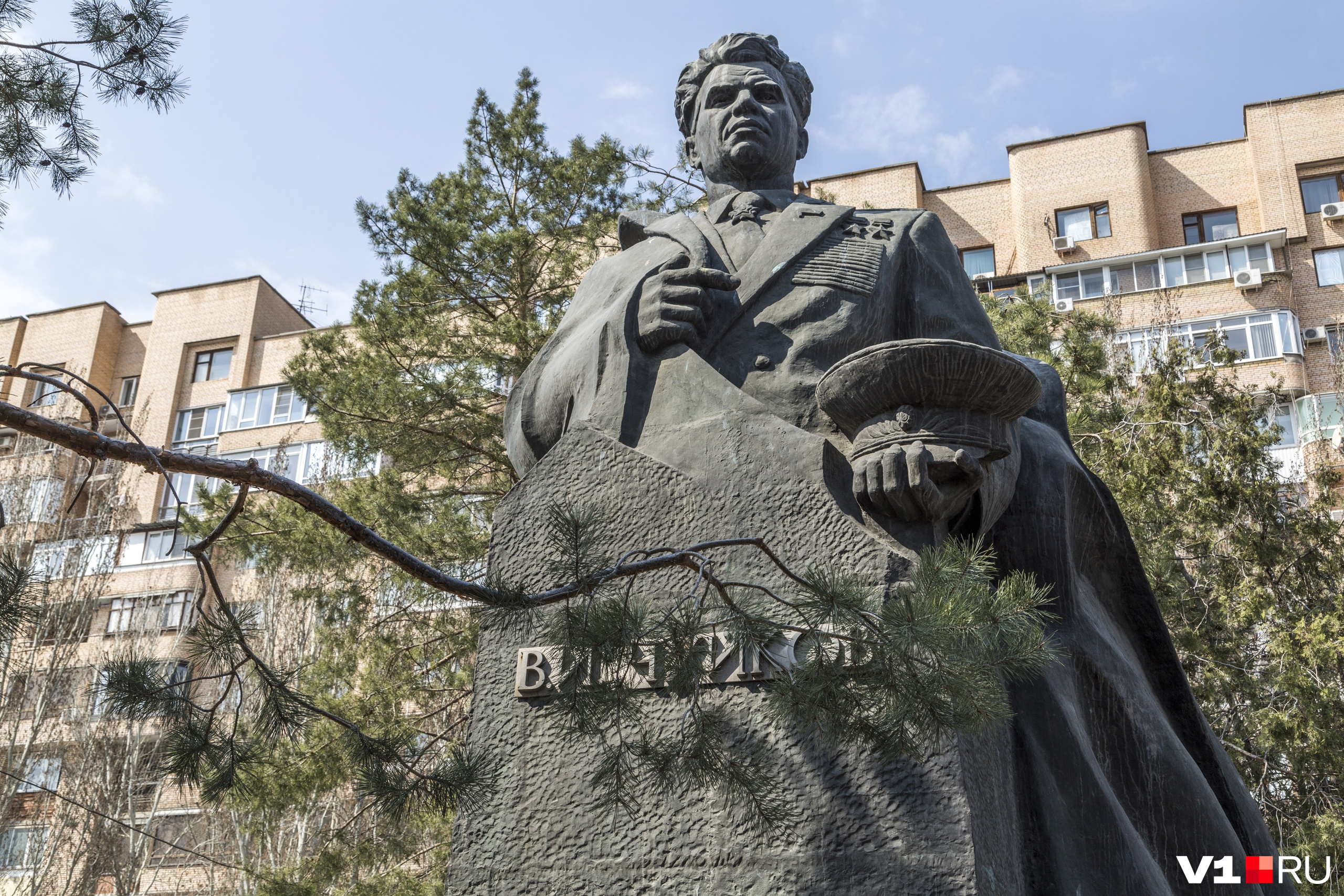 Уже несколько лет семья Василия Чуйкова просит отремонтировать его памятник