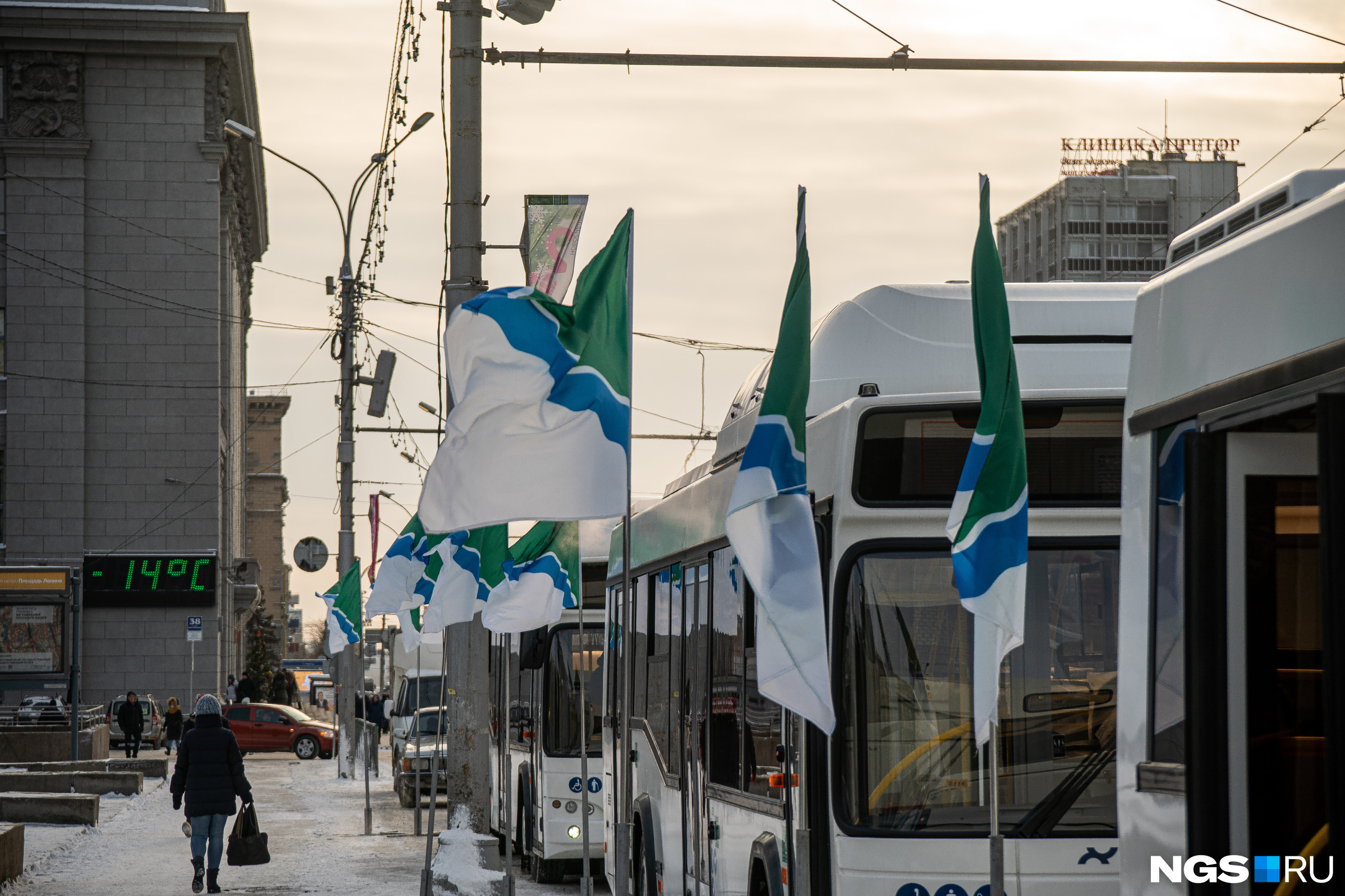 Автобусы сегодня днем припарковали на площади Ленина