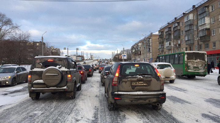Мэрия отчиталась об уборке дорог от снега, но Челябинск стоит в восьмибалльных пробках