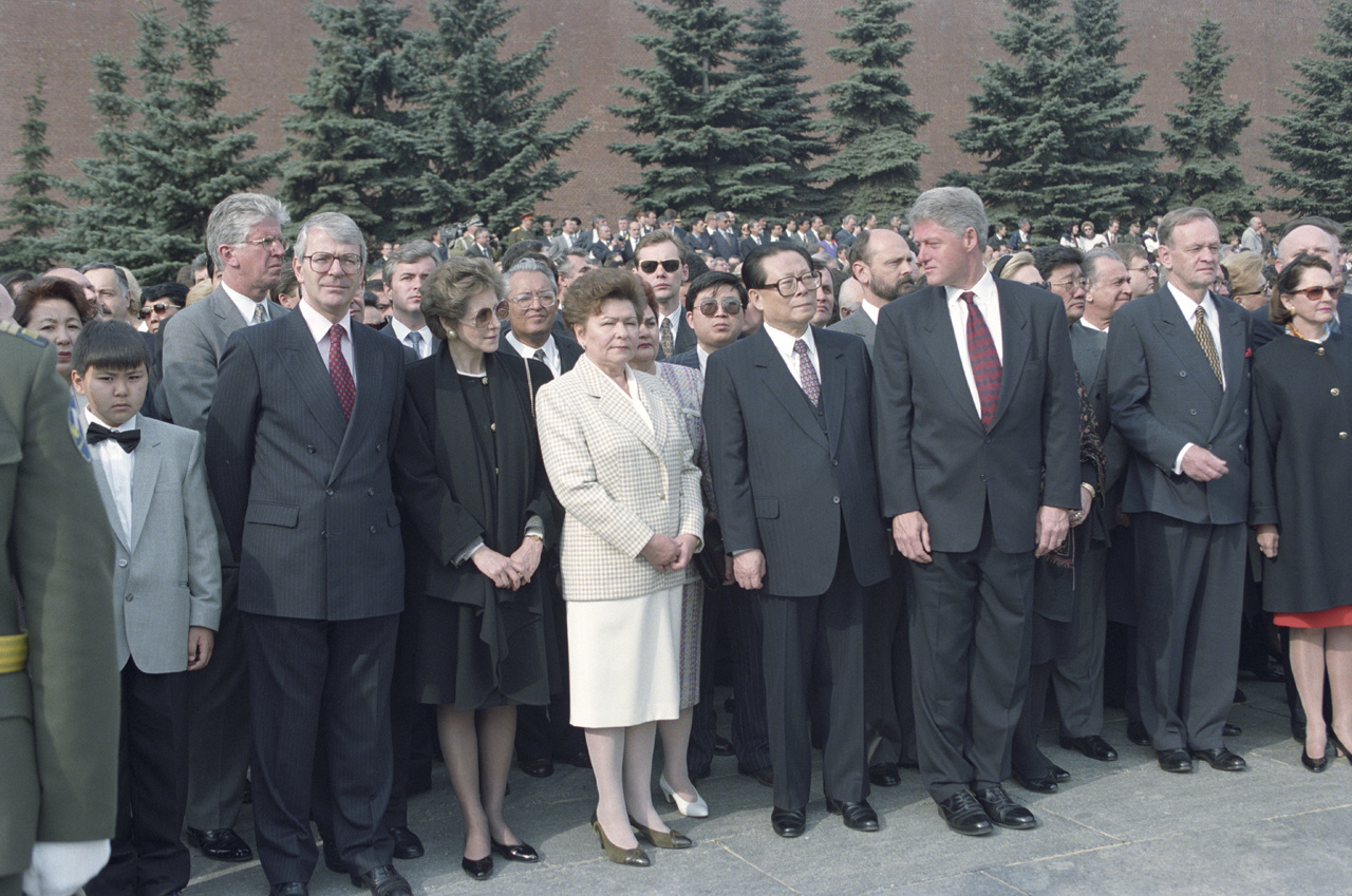 Наина Иосифовна Ельцина, президент США Билл Клинтон, председатель КНР Цзянь Цзэминь, премьер-министр Великобритании Джон Мейджор, премьер-министр Канады Канады Жан Кретьен на праздновании 50-летия Победы в Москве, 9 мая 1995 года