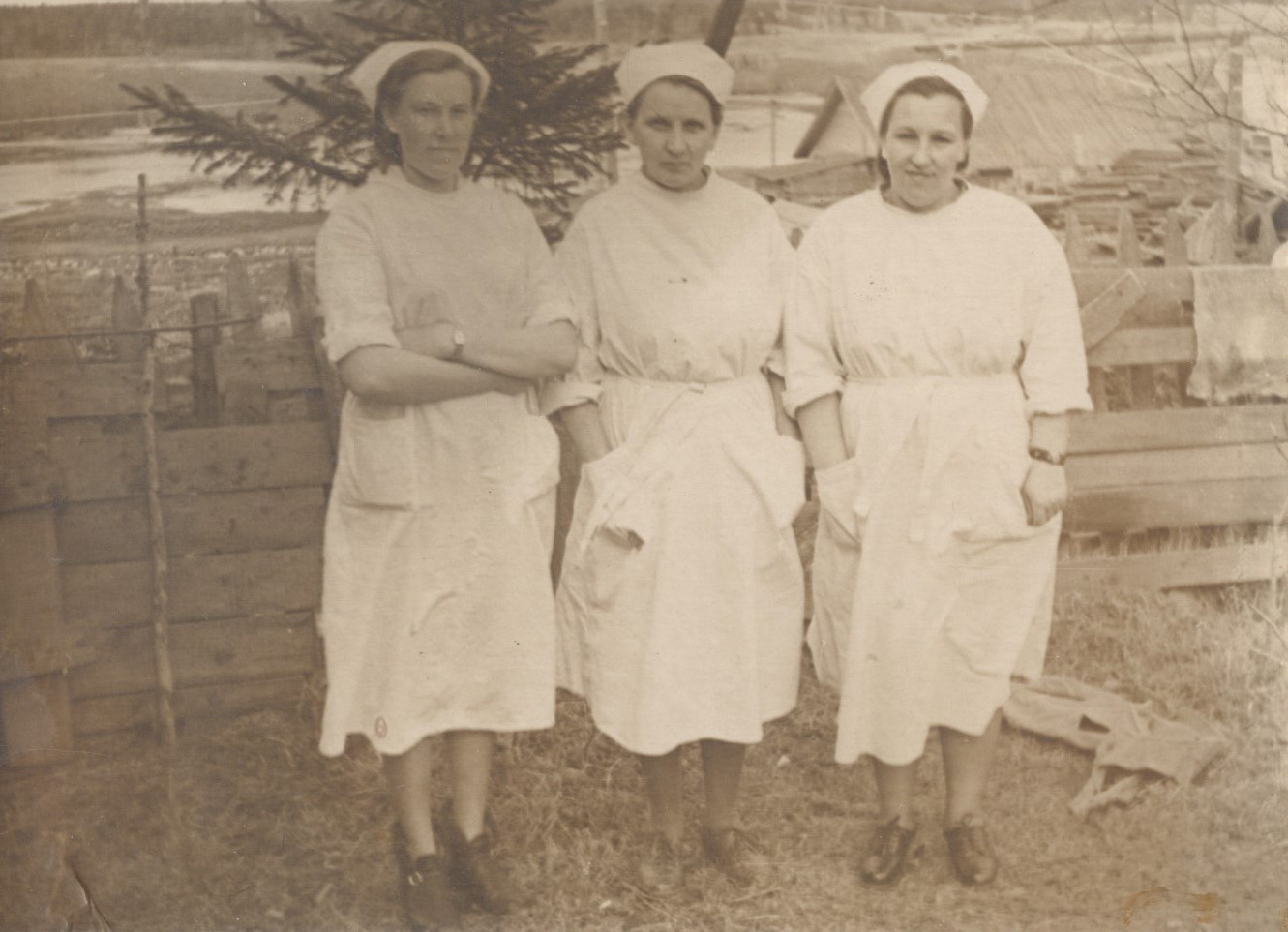 Анастасия Луппова (крайняя слева) с коллегами по Уемской больнице. 1951 год<br>