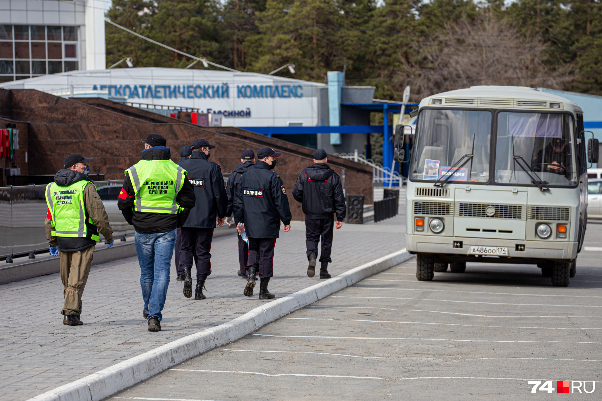 Около памятника Курчатову стоит передвижной пункт полиции. Сотрудники МВД вместе с дружинниками проверяют, как жители города соблюдают режим самоизоляции
