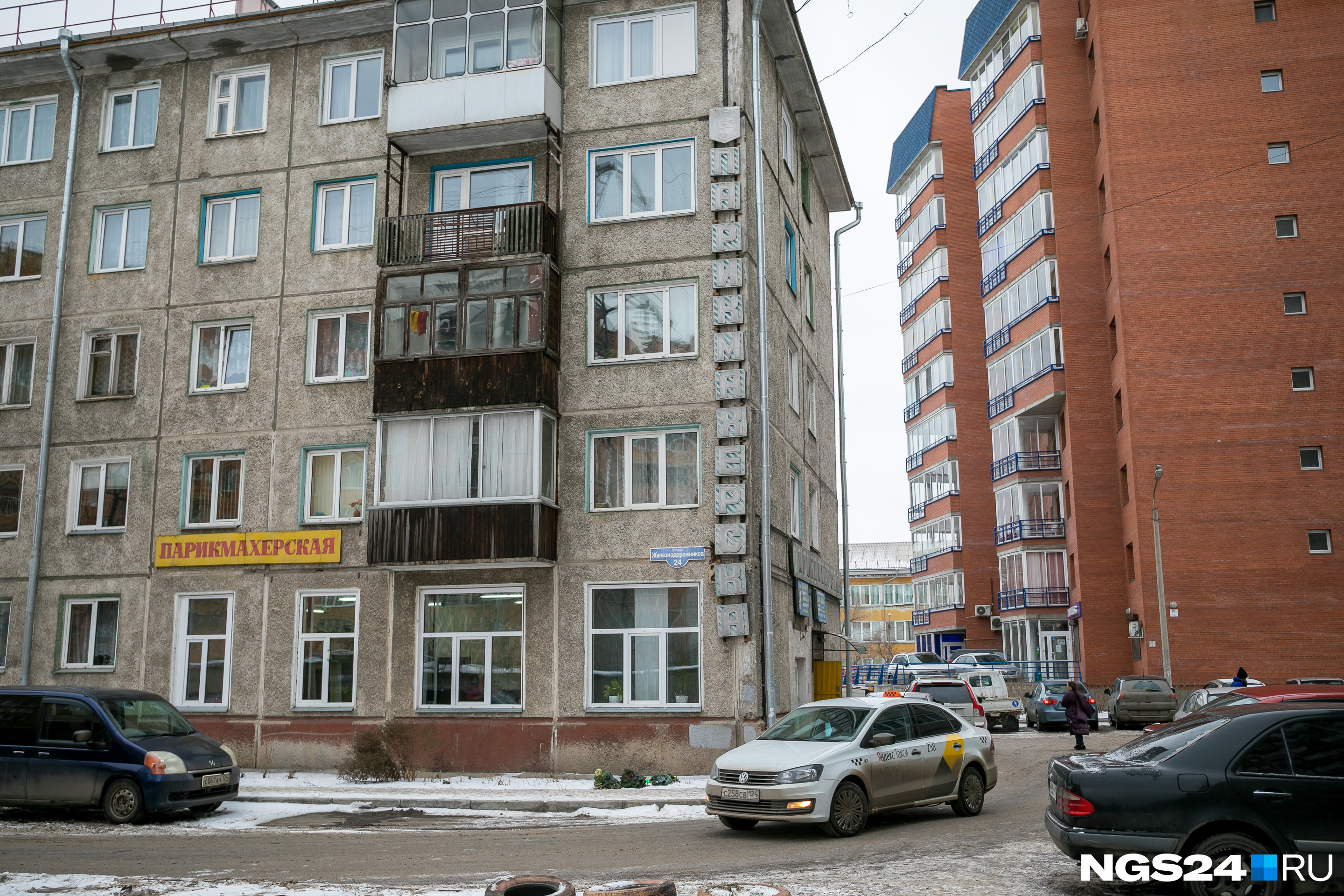 Старая вывеска дублируется на другой стороне фасада Старая вывеска дублируется на другой стороне фасада