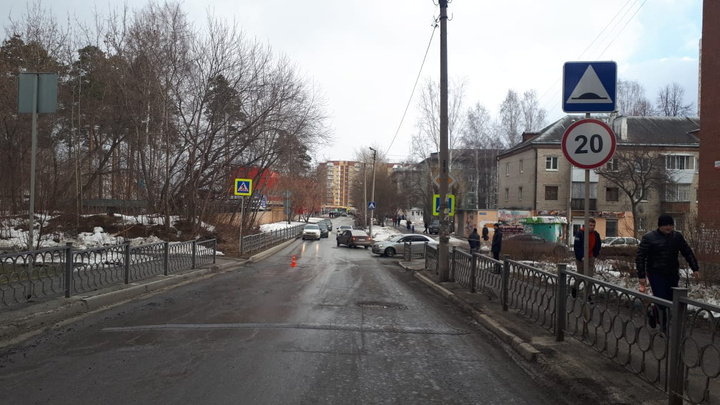 В Екатеринбурге разыскивают человека, который сбил школьницу на пешеходном переходе и скрылся