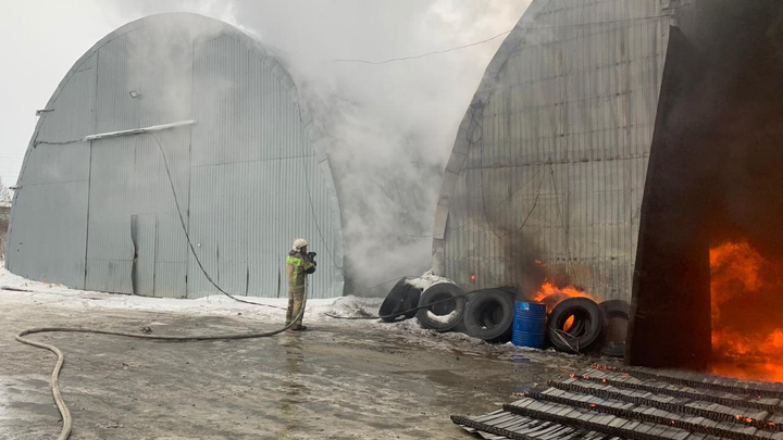 В Среднеуральске вспыхнул пожар на цементном заводе