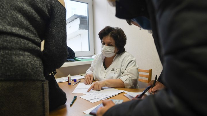 «Орут, просят пожизненный медотвод»: люди без QR-кодов устраивают истерики в поликлиниках Екатеринбурга