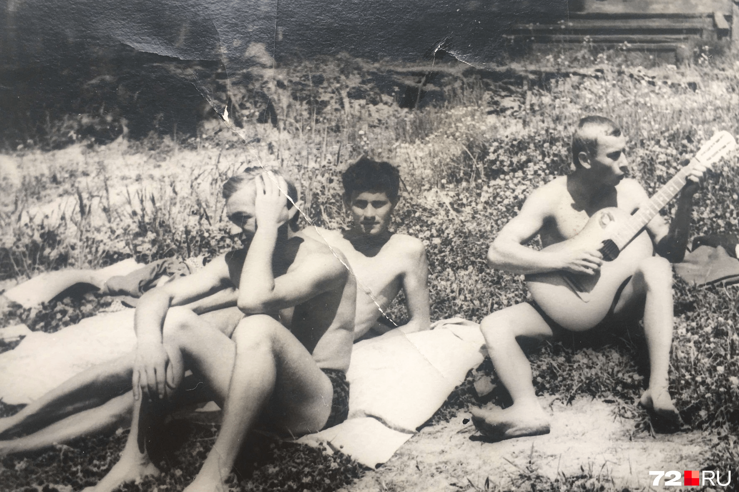 Тюменская молодежь летом в начале 1970-х годов около местного водоема. Многие брали с собой на пляжный отдых гитару или шахматы, чтобы провести время у воды душевно и за любимой игрой