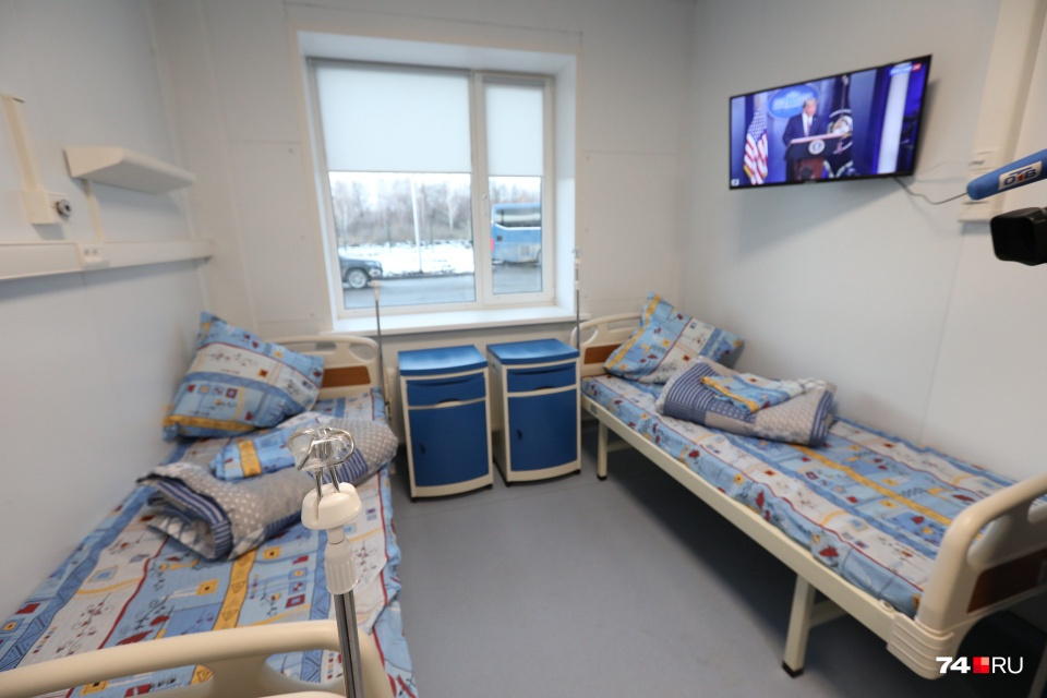 В палатах пациенты смогут посмотреть телевизор, а вот сотовая связь в госпитале почти не ловит. Больным обещают давать пароль от Wi-Fi