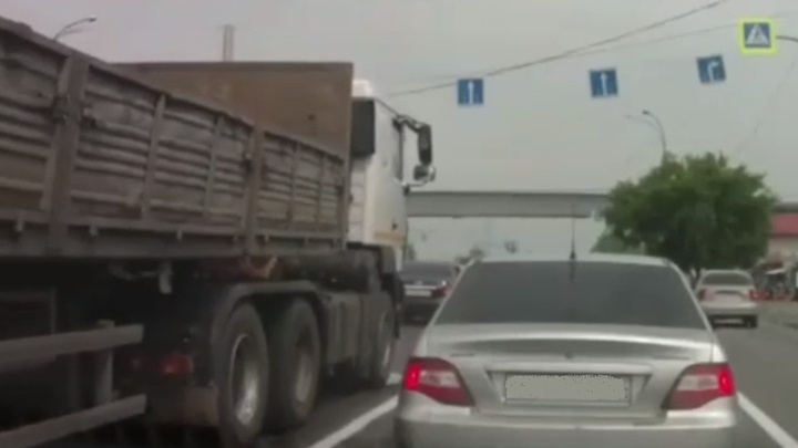 Момент наезда фуры на пешехода в Кемерово попал на видео