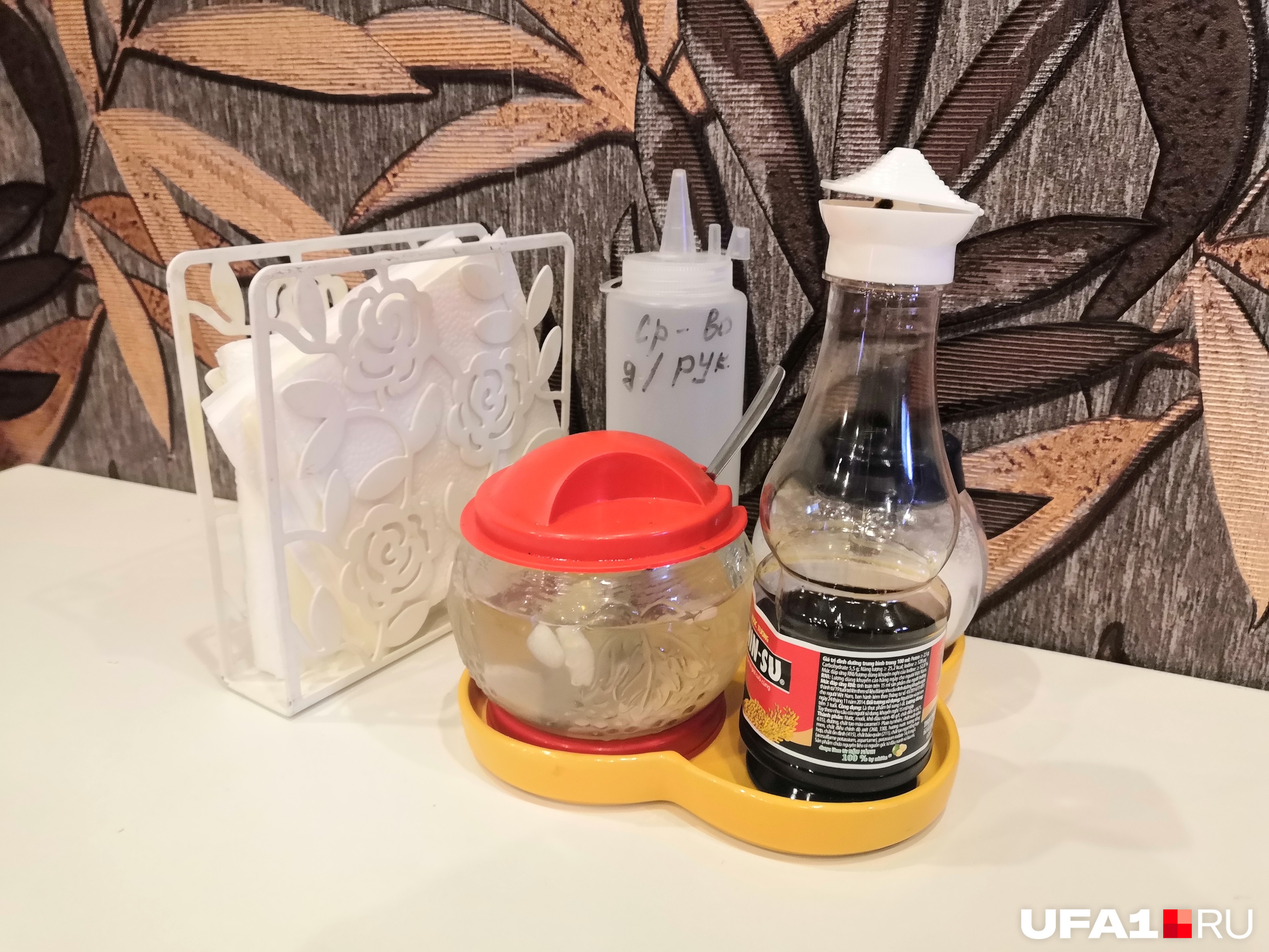 Забота о клиенте — как это приятно! И соус на столе, и приправы, и салфетки, и бутылочка с жидкостью для обработки рук... Забота о клиенте — как это приятно! И соус на столе, и приправы, и салфетки, и бутылочка с жидкостью для обработки рук...