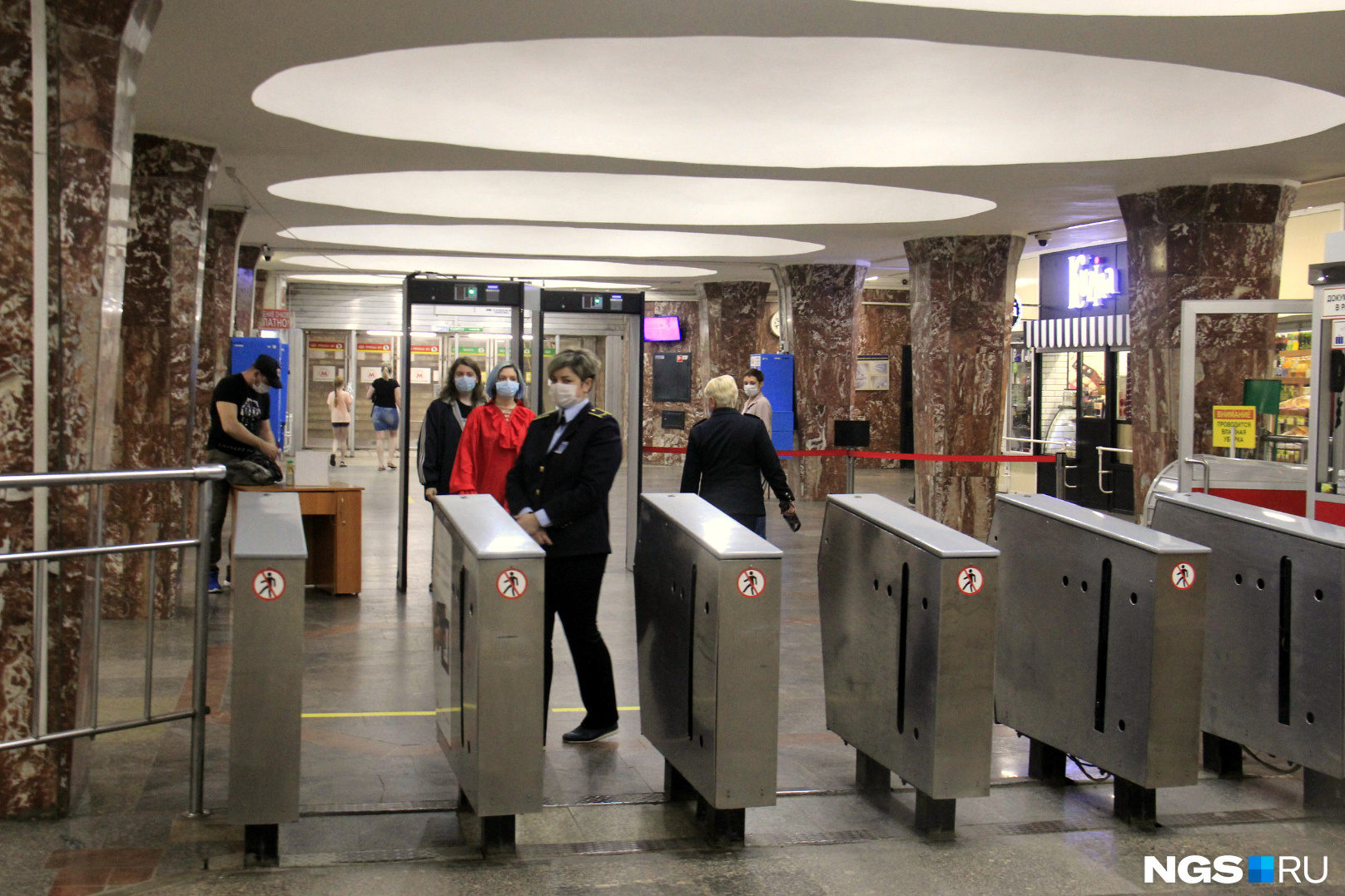 Сотрудники метро не пускают пассажиров без масок