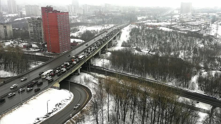 В Перми из-за аварии и закрытого поворота встала Чкаловская дамба