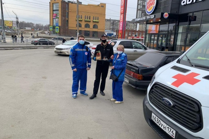 Бригаде скорой помощи, чтобы получить бесплатный обед, нужно просто заехать в ближайший ресторан одной из сетей Бригаде скорой помощи, чтобы получить бесплатный обед, нужно просто заехать в ближайший ресторан одной из сетей
