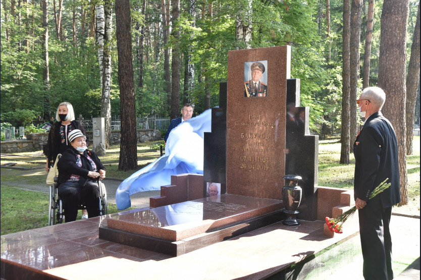 Памятник новосибирцу-герою Дмитрию Бакурову открыли сегодня на Заельцовском кладбище