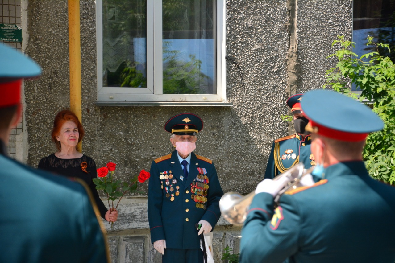 Пётр Андреевич Горьковский встретил оркестр во дворе Пётр Андреевич Горьковский встретил оркестр во дворе