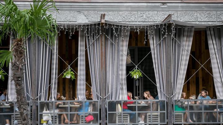 Как в доковидные времена: обзор летних веранд кафе и ресторанов