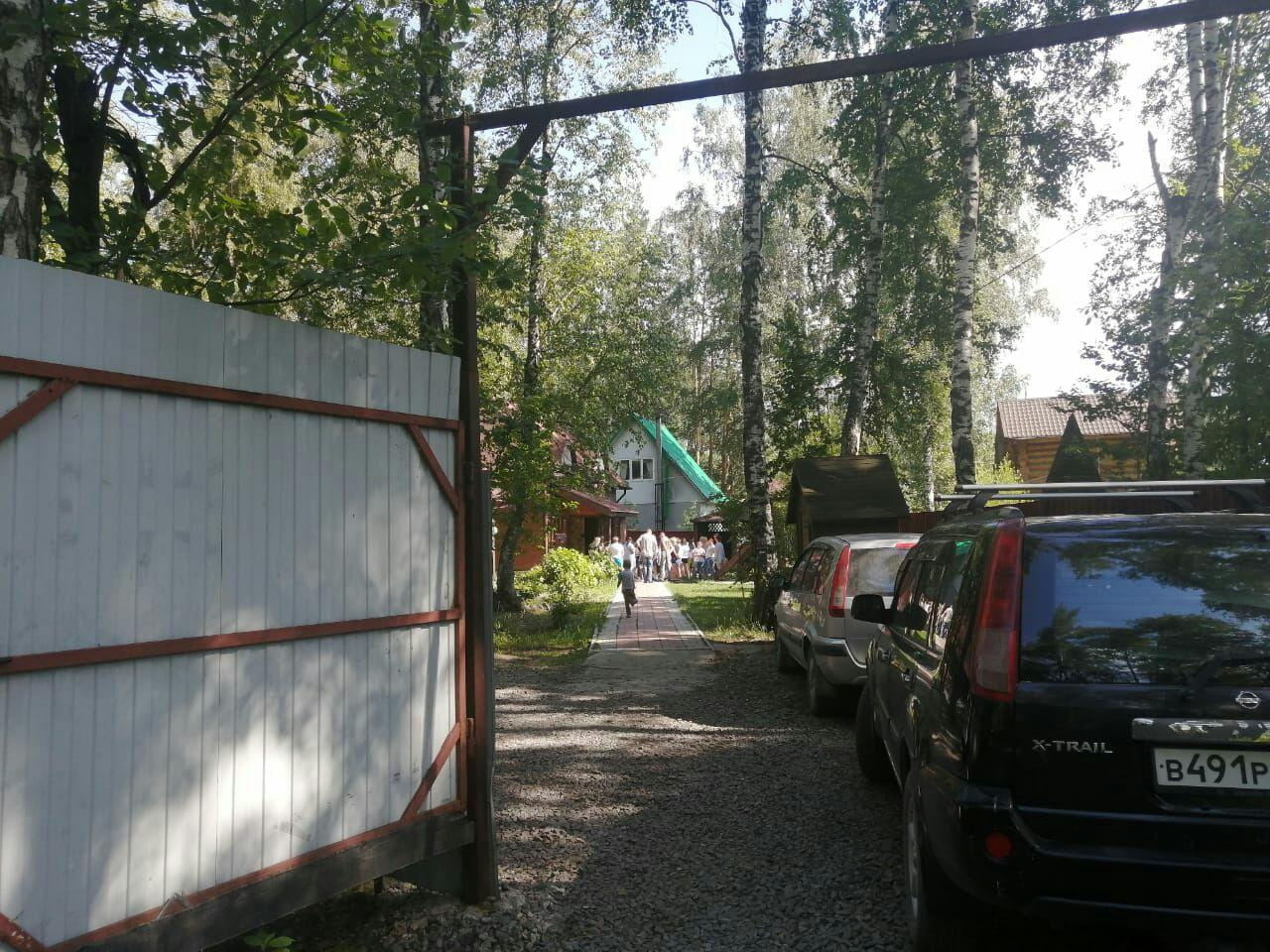 Возле дачи постоянно паркуется множество автомобилей Возле дачи постоянно паркуется множество автомобилей