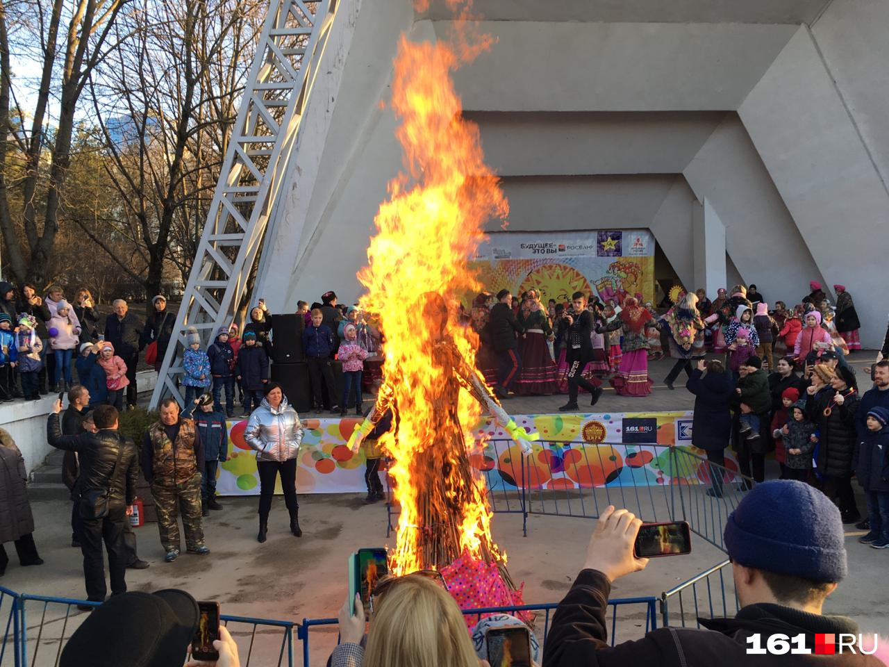 Ради того чтобы посмотреть, как будут сжигать чучело, сотни ростовчан прождали несколько часов