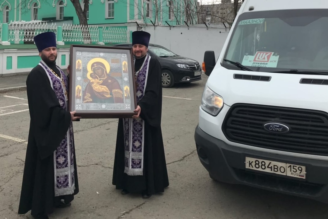Вместе с иконой священники ездили по всему городу Вместе с иконой священники ездили по всему городу
