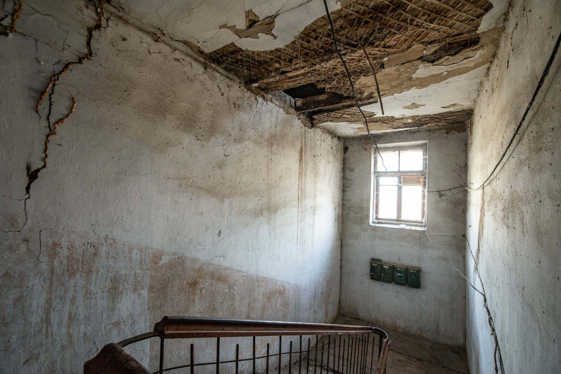 4 и 5 дома пустые. Квартиры на Урале многодетным. Семья живет в разрушенном доме деревянном.