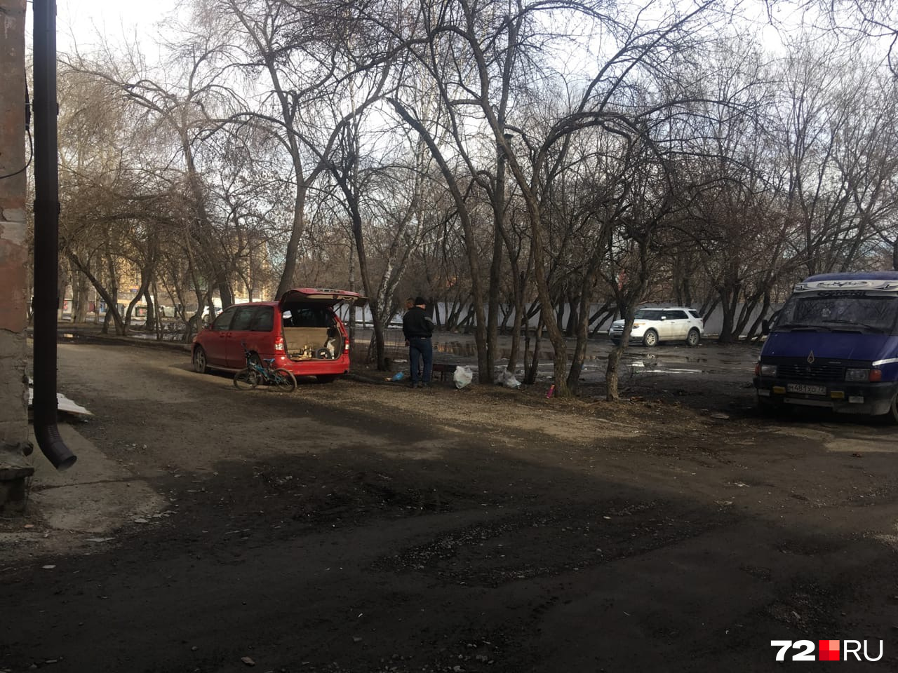 Люди во дворе на улице Хохрякова жарят шашлыки