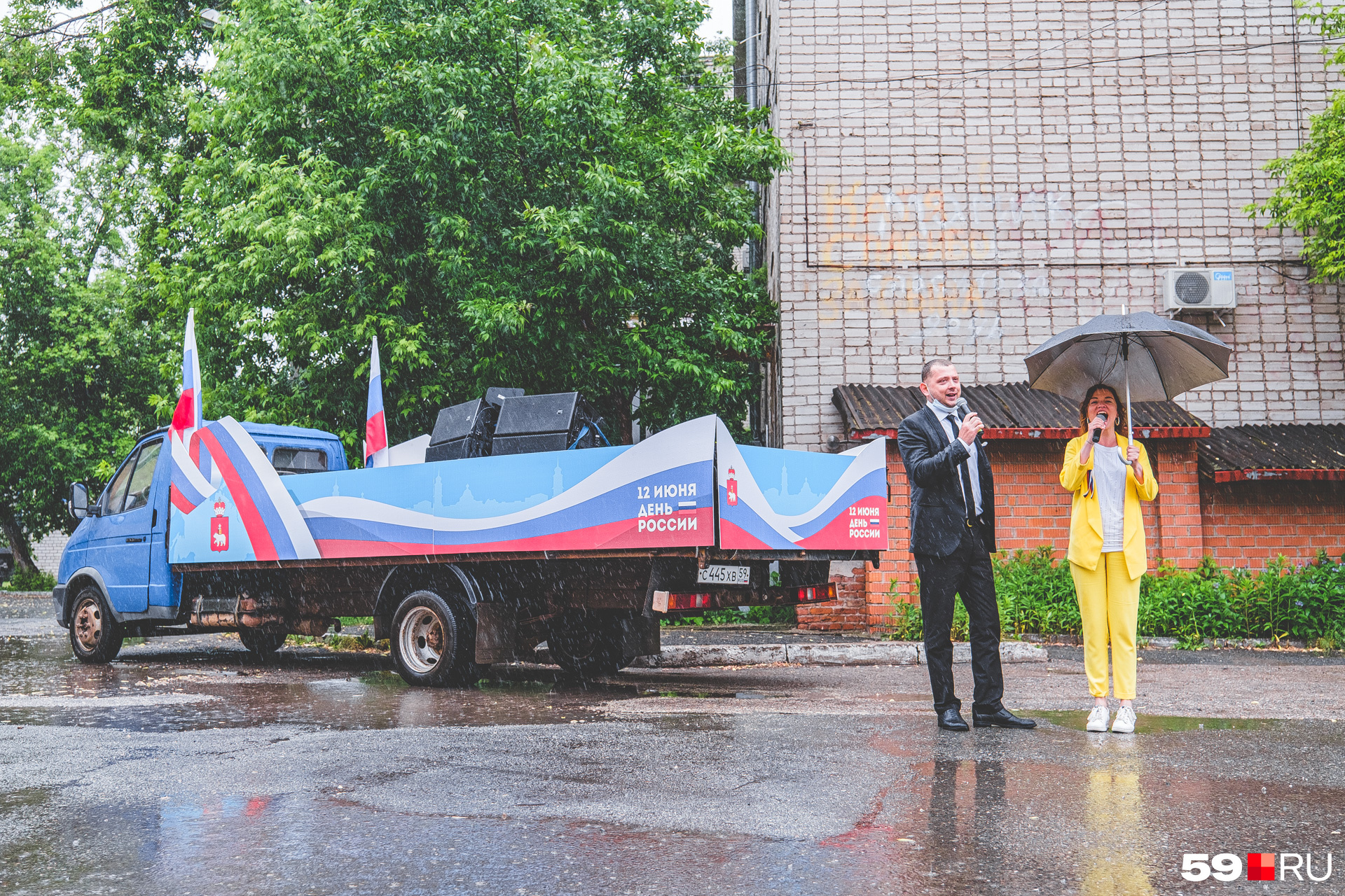 Выступающих привозили на раскрашенных в цвета российского флага машинах