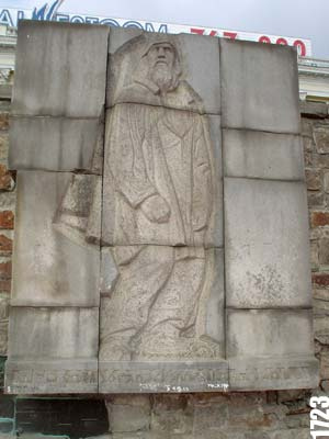 Памятник первому строителю города