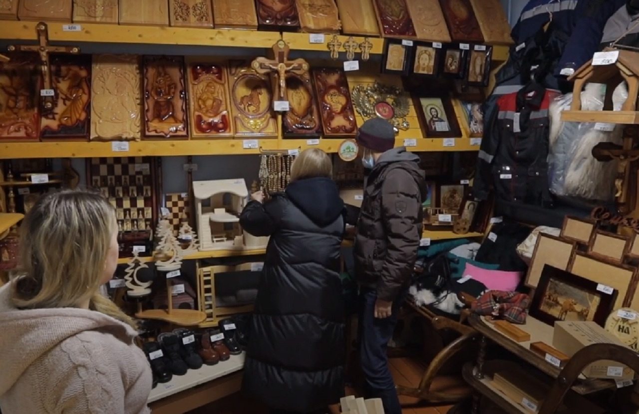 Ассортимент сувенирного магазина. Здесь продают вещи, сделанные руками заключенных Ассортимент сувенирного магазина. Здесь продают вещи, сделанные руками заключенных