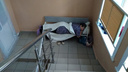 В Новосибирской области пациентам поставили койки на лестничной площадке — в ЦРБ объяснили почему