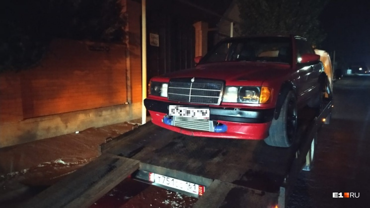 Константин привез автомобиль к дому Адама на эвакуаторе Константин привез автомобиль к дому Адама на эвакуаторе