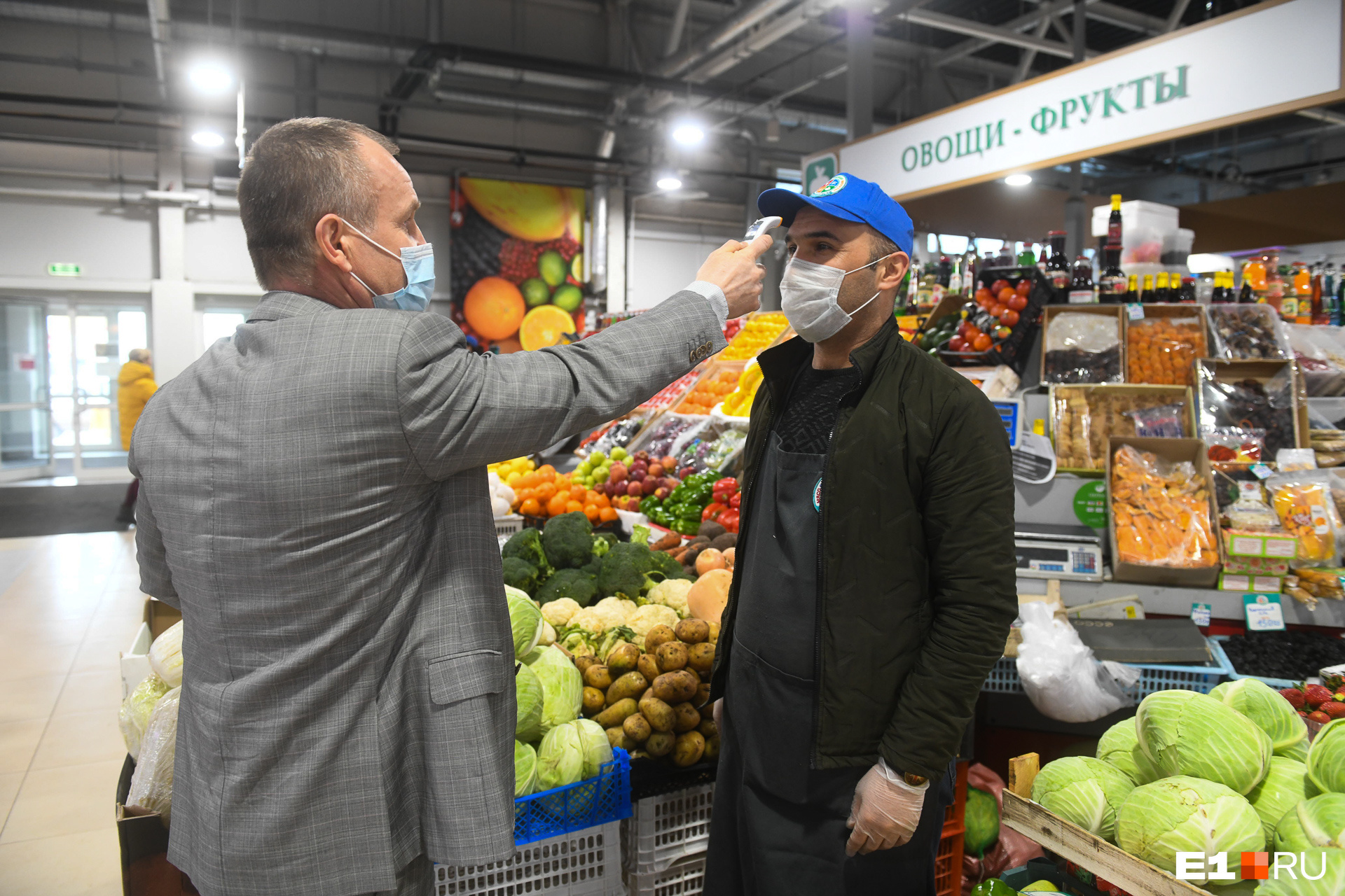 У посетителей торговых центров и рынков в Свердловской области пока лишь проверяют температуру и просят их надеть маску