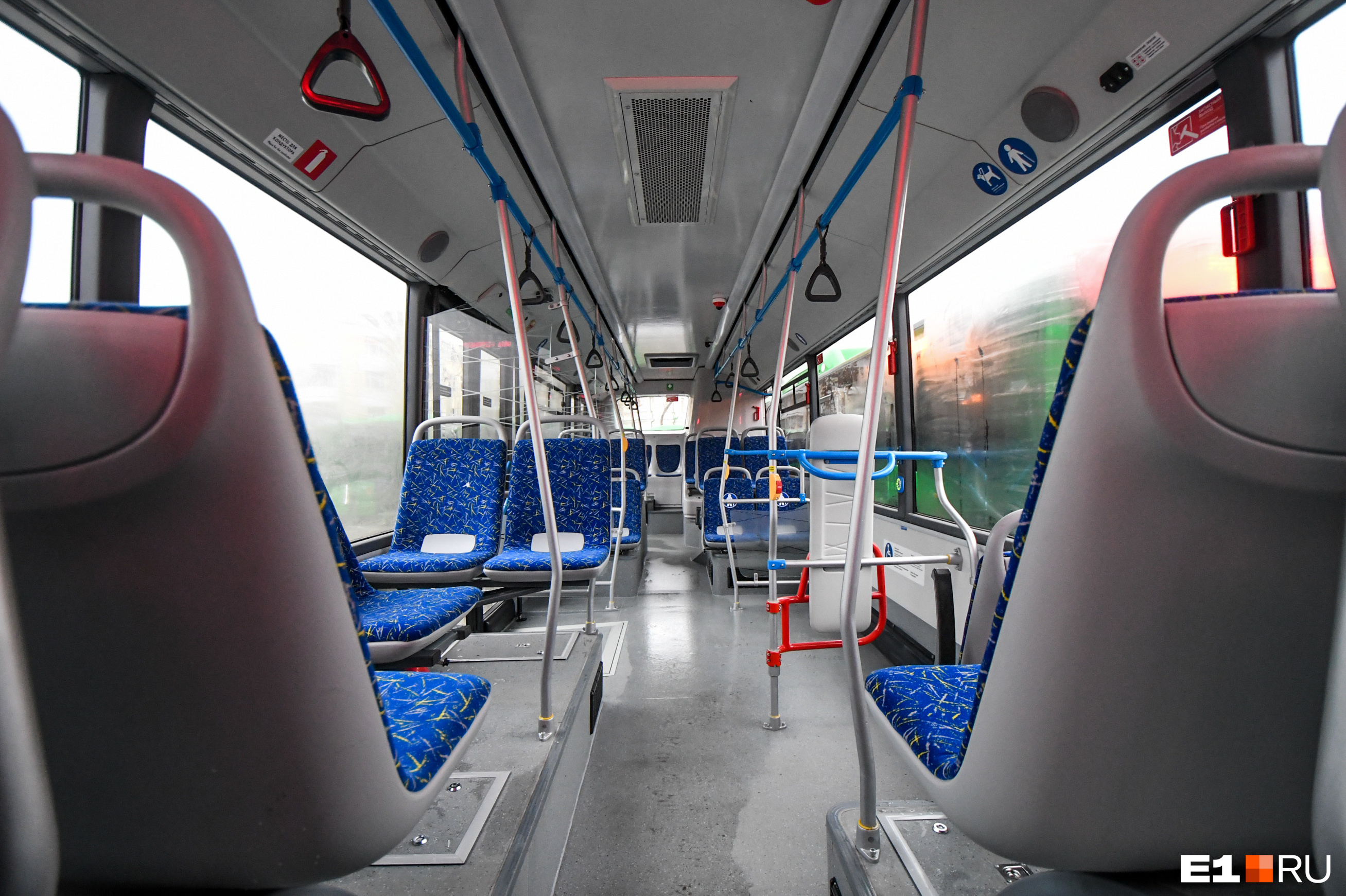 В салонах новых автобусов более широкие и мягкие сиденья