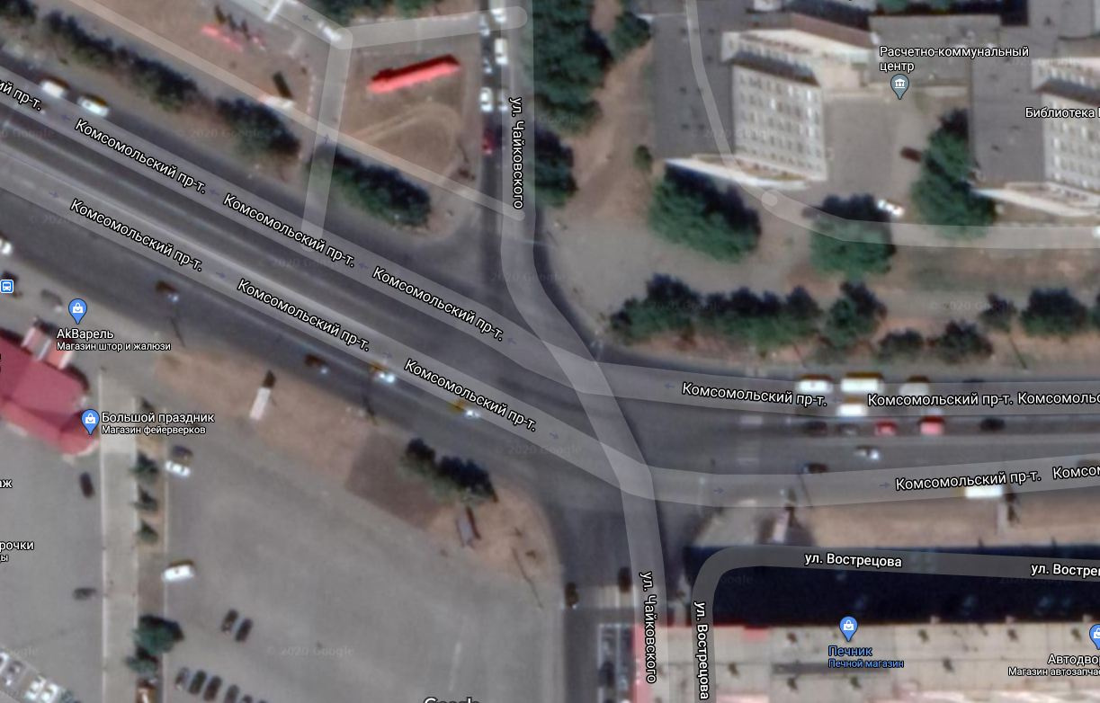 Улица Чайковского в этом месте делает изгиб, вынуждая движущиеся прямо машины прижиматься левее