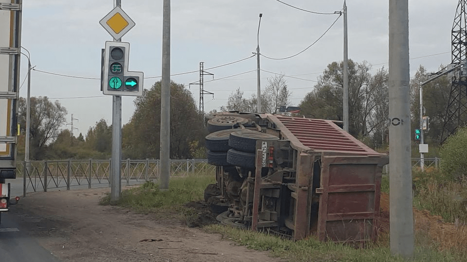 В Ярославле на окружной дороге улетел в кювет многотонный грузовик