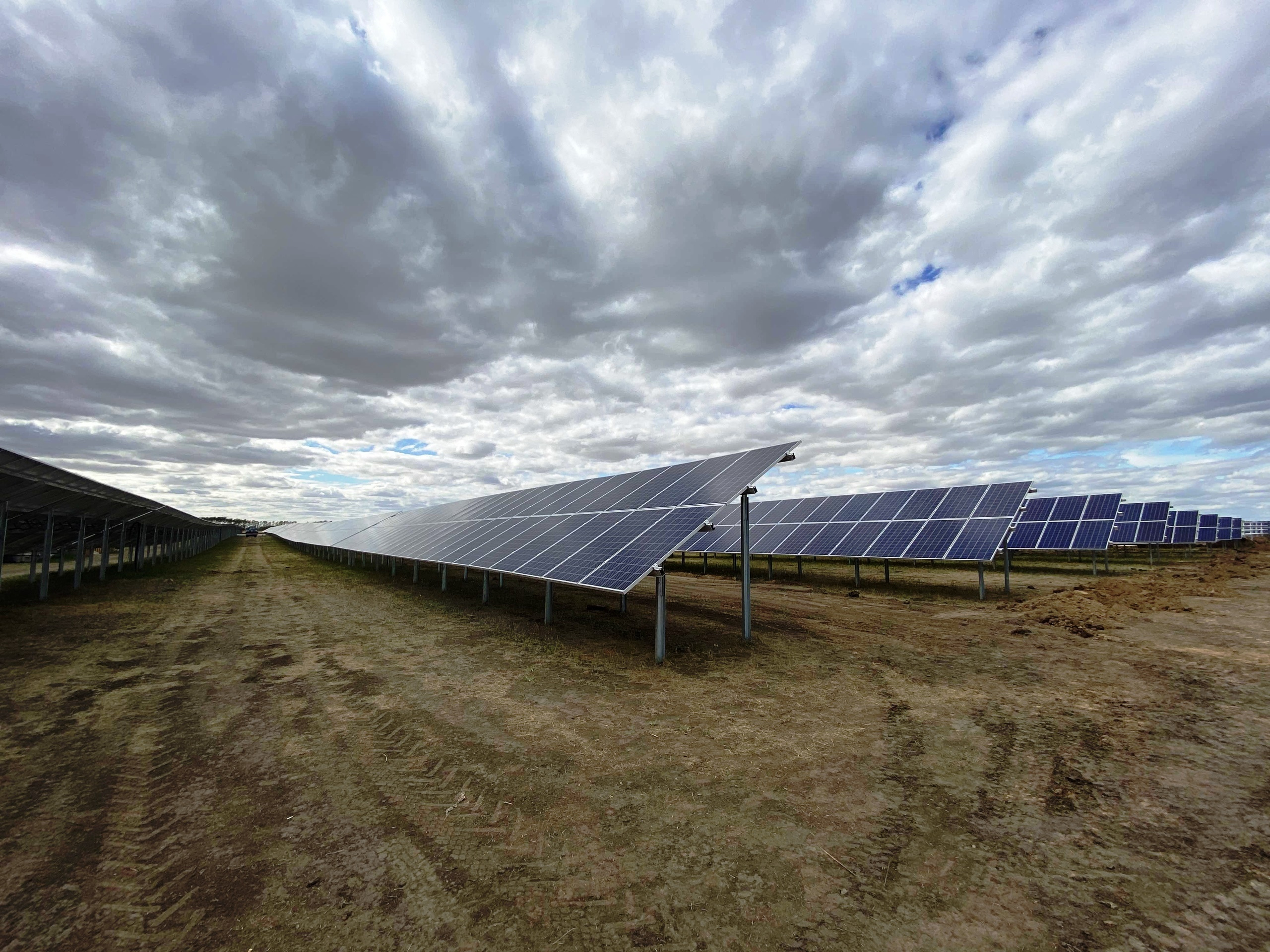 Группа компаний «Хевел», которая построила солнечную электростанцию в Нововаршавском районе, также рассматривала возможность войти на территорию зоны, чтобы производить инверторное оборудование