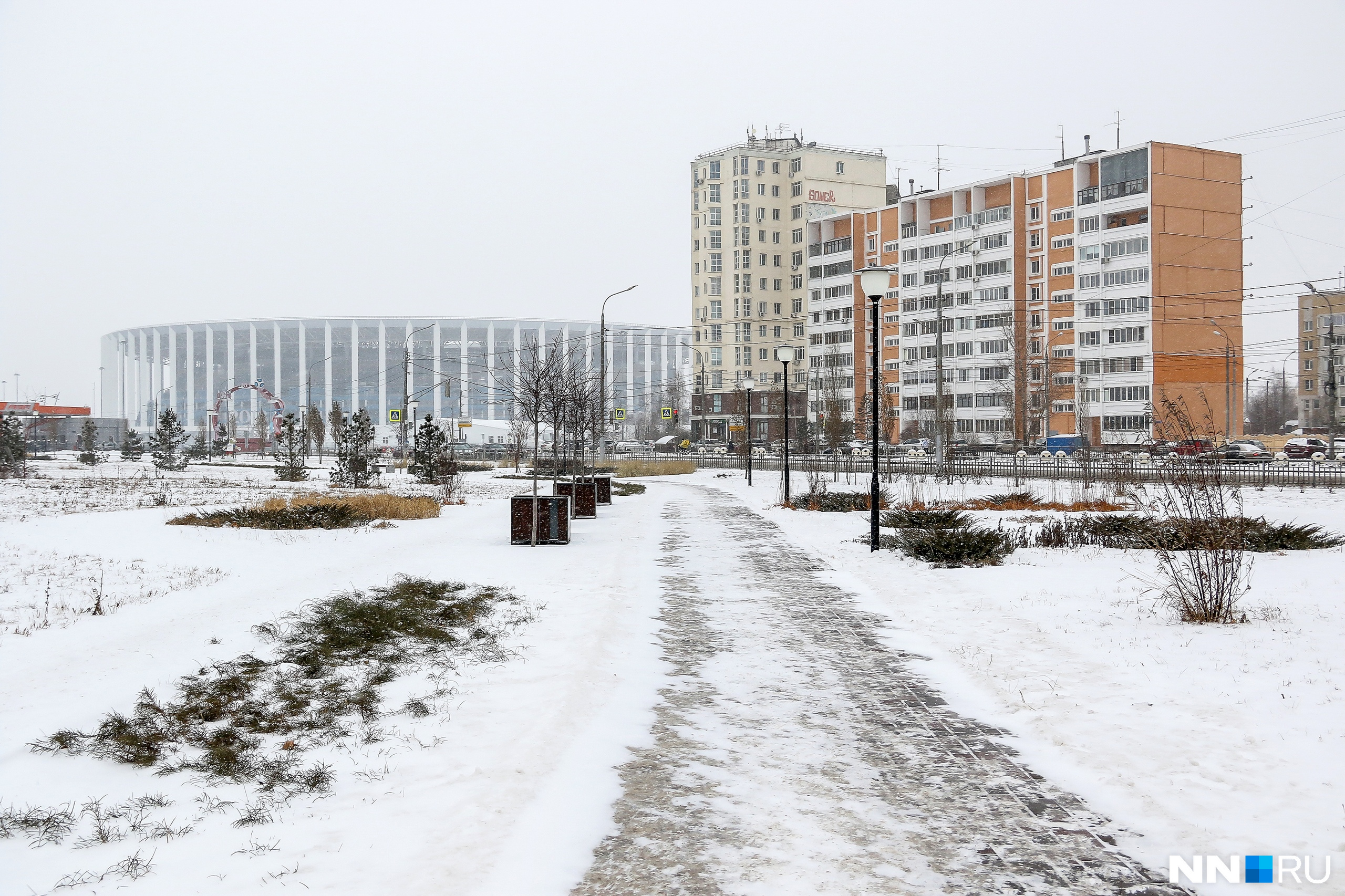 К ЧМ-2018 улицу облагородили — здесь обустроили прогулочные аллеи. Гулять по ним, конечно, приятнее в теплое время К ЧМ-2018 улицу облагородили — здесь обустроили прогулочные аллеи. Гулять по ним, конечно, приятнее в теплое время