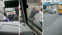 «Били палкой и ногами»: пассажиры стали свидетелями драки маршрутчиков в центре Челябинска