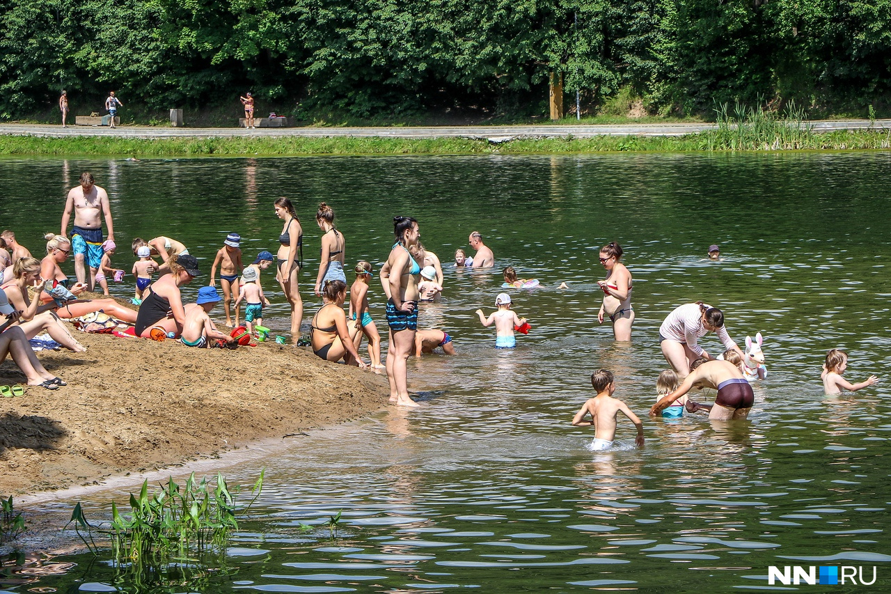 Жара нижний новгород. Жара в Нижнем Новгороде. Жаркий день на озере. Нижний Новгород жара люди. Жара в Нижнем Новгороде 2010.