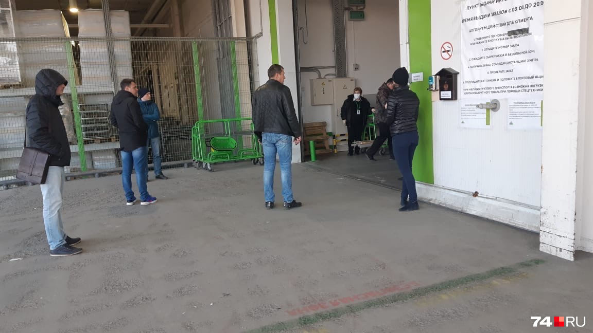 Челябинцы соблюдают социальную дистанцию Челябинцы соблюдают социальную дистанцию