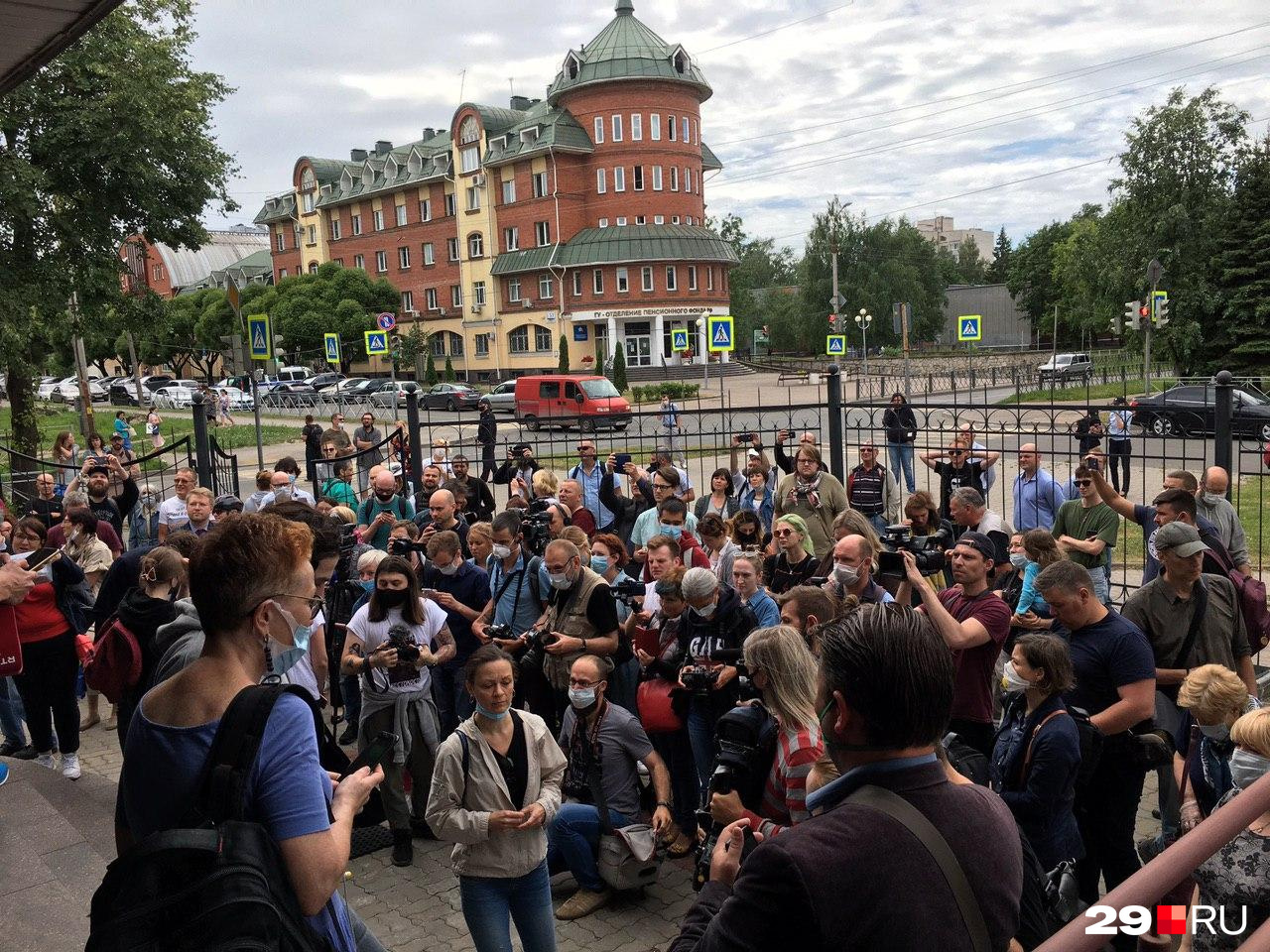 Столько людей ждут Светлану Прокопьеву на улице
