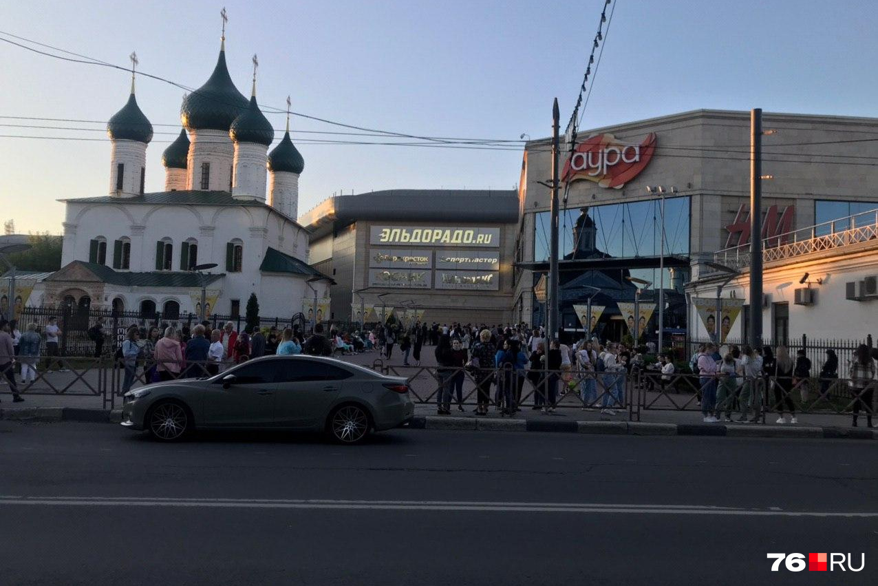 Аура ярославль сегодня. Аура Ярославль. Аура Ярославль 1990. ТЦ Аура Ярославль эвакуация. Аура Ярославль фото.