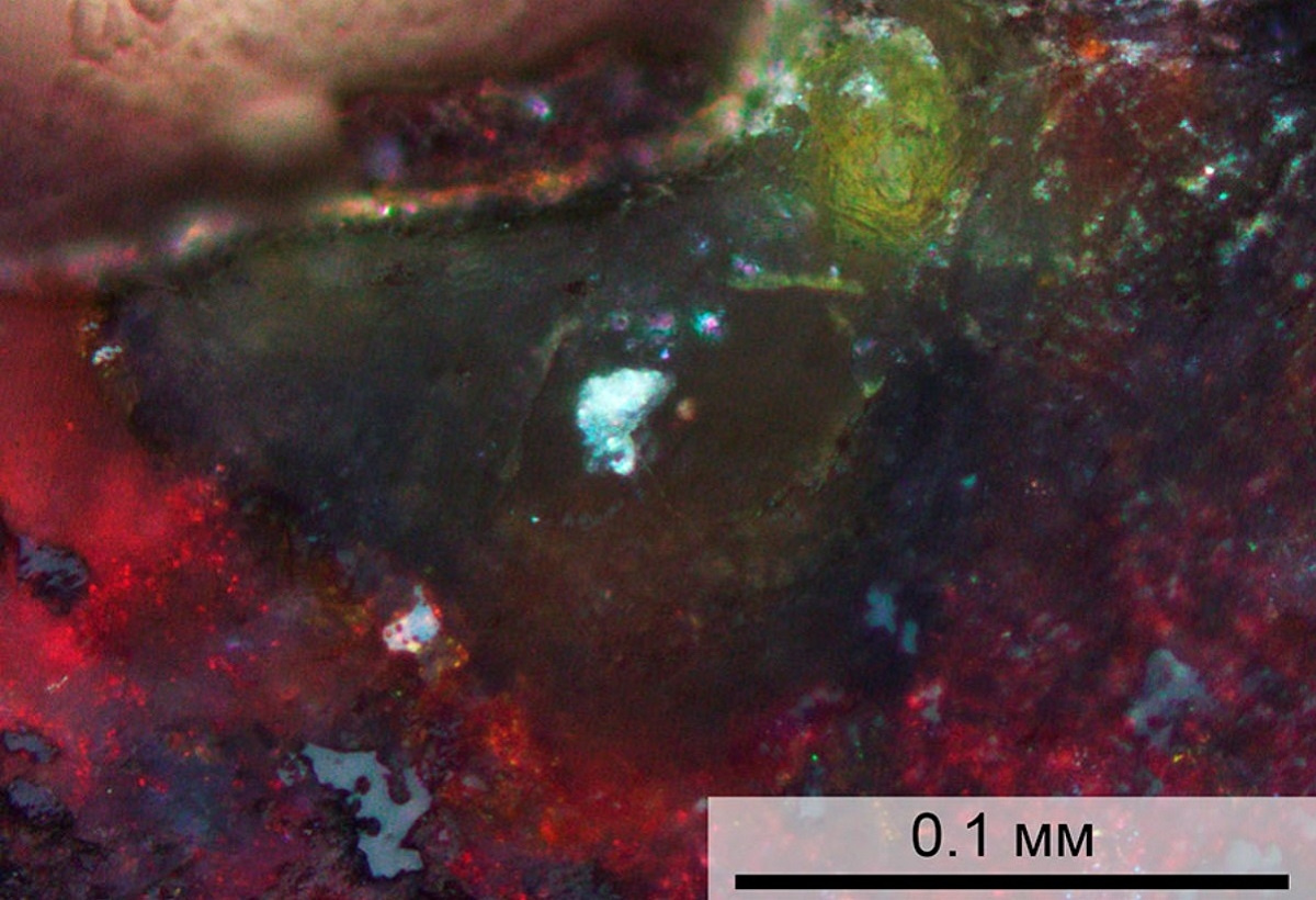Микрофотография минерала, обнаруженного в бассейне Мертвого моря. Желто-зеленый агрегат — циклофосфат, красный — гематит (оксид железа). Источник: Britvin et al / Geology, 2020. Фото предоставлено пресс-службой СПбГУ