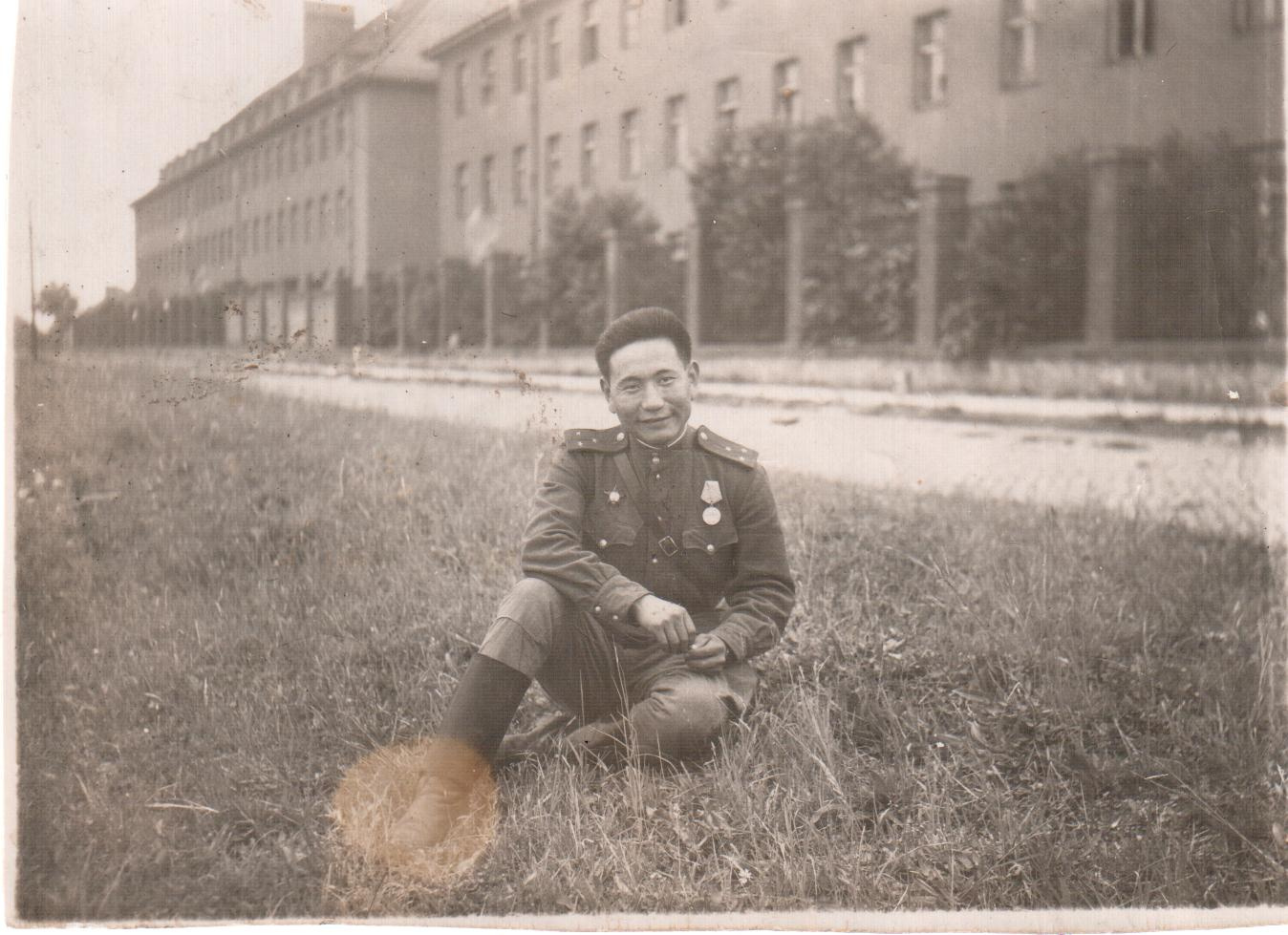 Этот снимок сделал для фронтовой газеты фотокорреспондент <nobr class="_">Г. Герлиц</nobr> 25 мая 1945 года в Германии