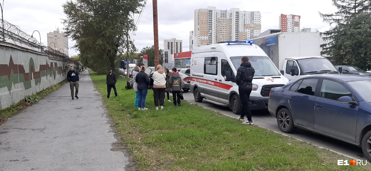 Екатеринбург новости сегодня происшествия последние новости. Перекресток Шефская фронтовых бригад. Авария на Эльмаше Екатеринбург сегодня. Авария на фронтовых бригад 2015. Авария на Шефской КАМАЗ.