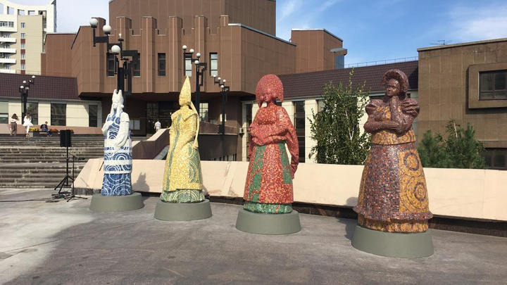 Статуи Христа и апостолов заменили мозаичными женщинами: смотрим на новый арт-объект у института искусств