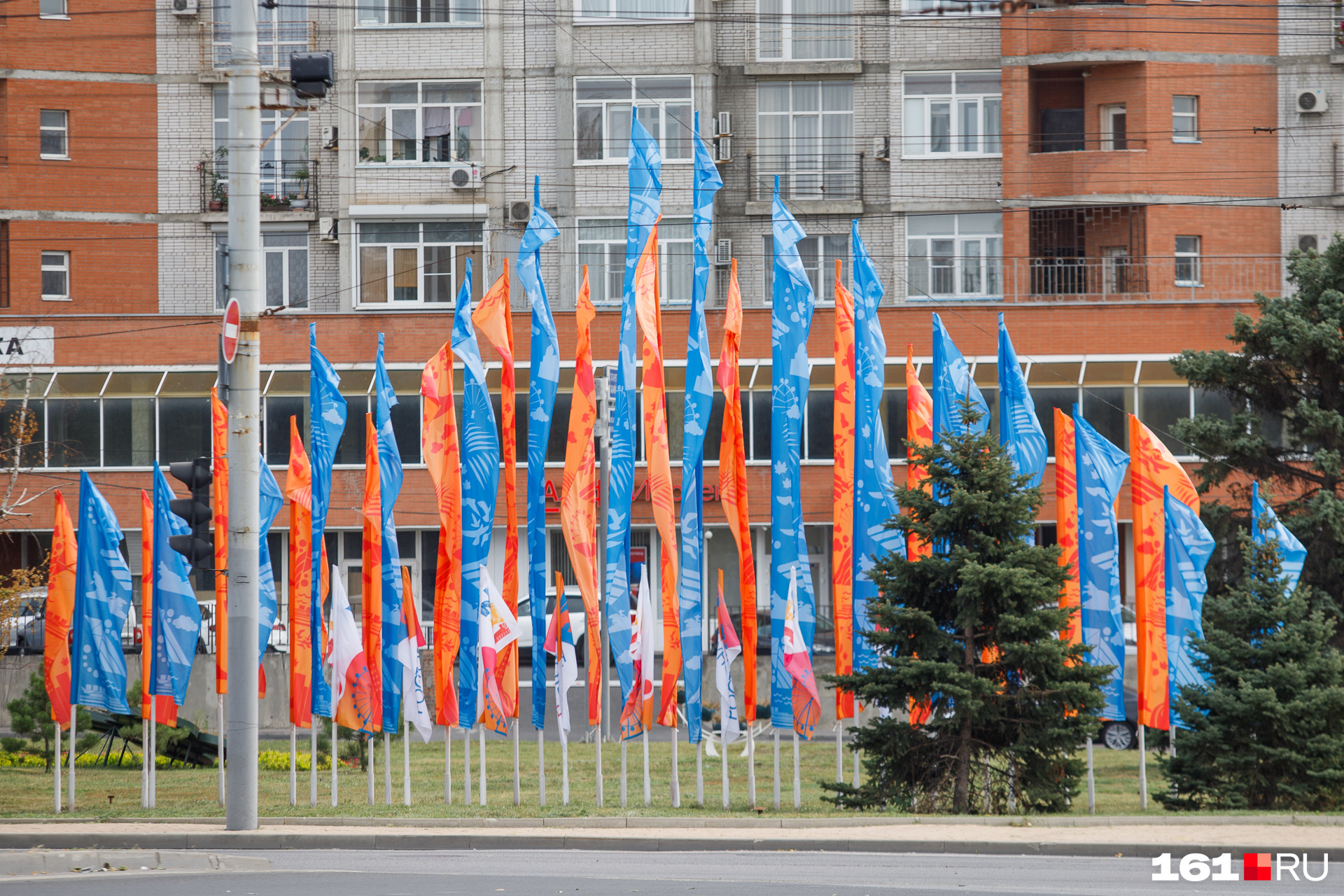 А вот на площади Гагарина только флаги