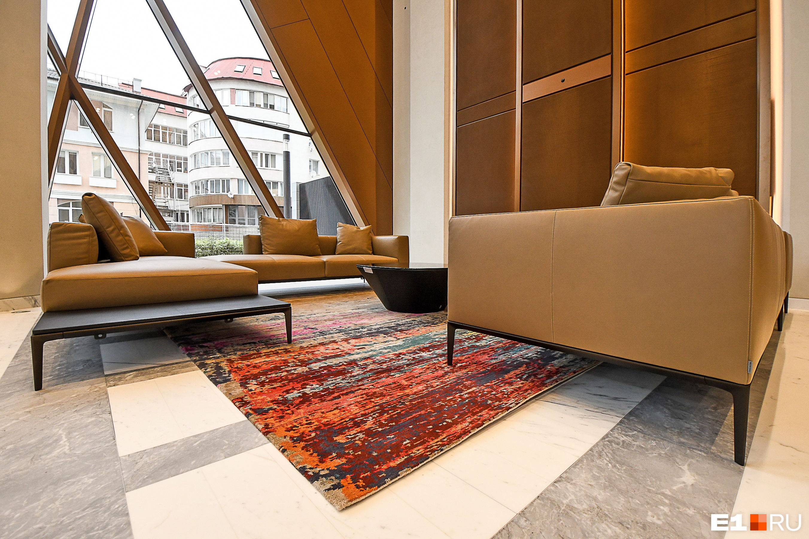 Мебель для офисов и зон отдыха разрабатывали лично в Foster + Partners 