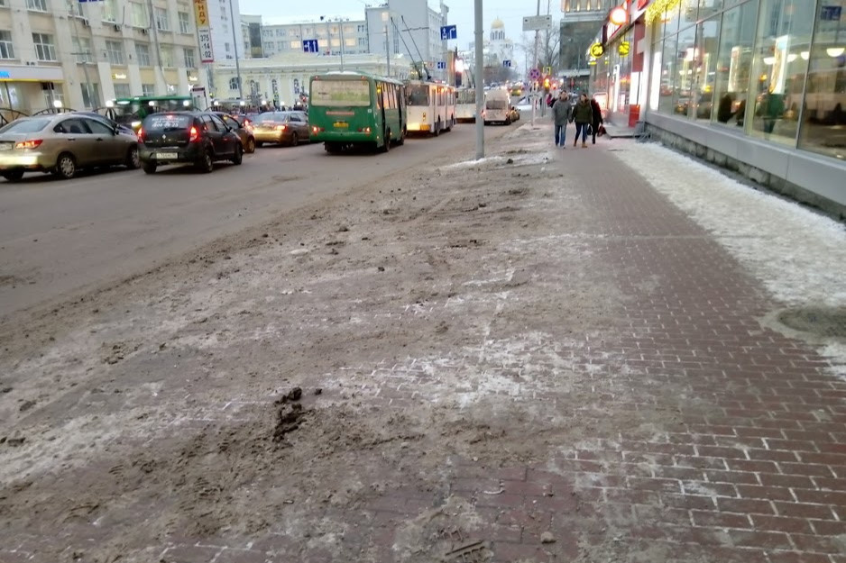 В декабре 2018 года тротуар на Карла Либкнехта представлял собой сплошную грязь, которую по нему растаскивали парковавшиеся автомобили. И был узенький проход для людей
